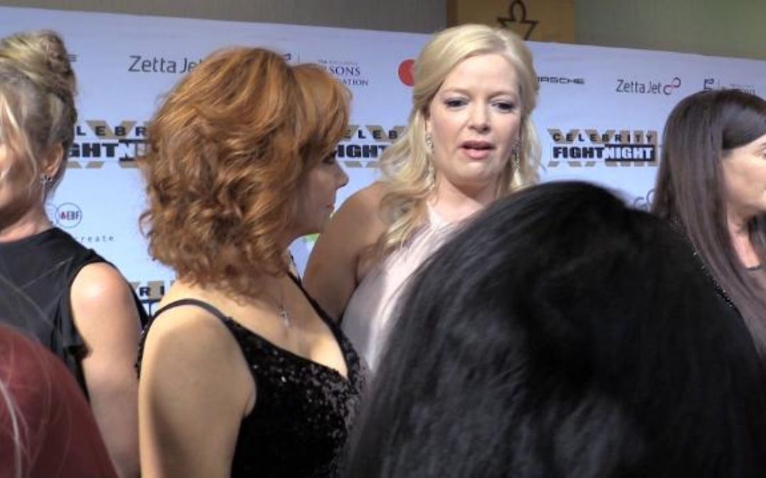 Reba McEntire and Melissa Peterman share memories at Celebrity Fight Night