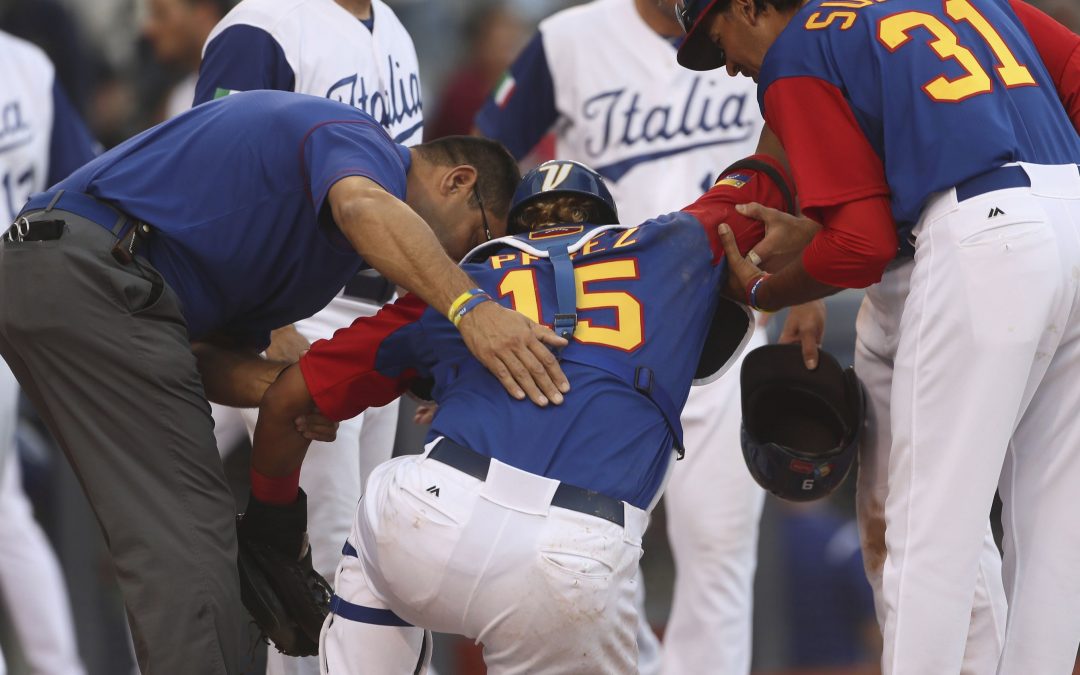 Venezuela’s Salvador Perez injures knee in collision, out of World Baseball Classic
