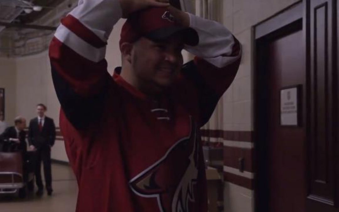 Arizona Coyotes surprise fan on team photo day