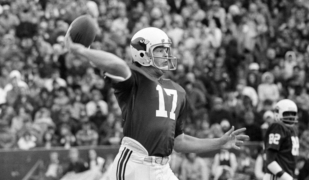 Longtime QB Jim Hart will join Arizona Cardinals greats in the ring of honor