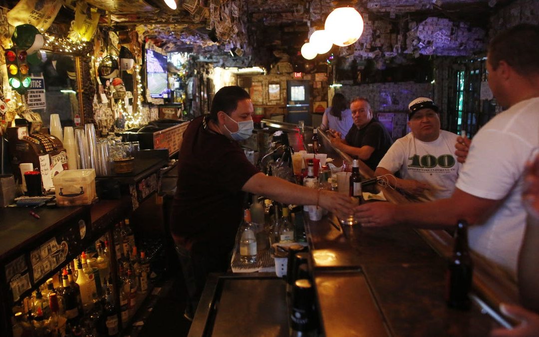 Bars in Tempe and Scottsdale serve drinks before Ducey order kicks in
