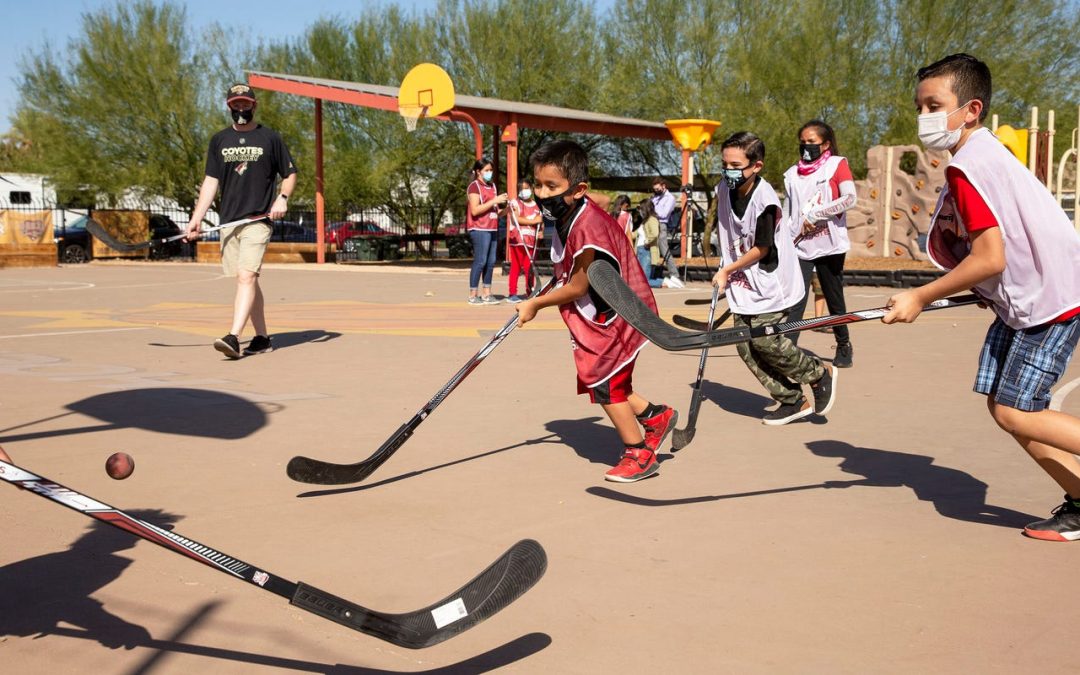 Arizona Coyotes reach out to Latinos with community center visit