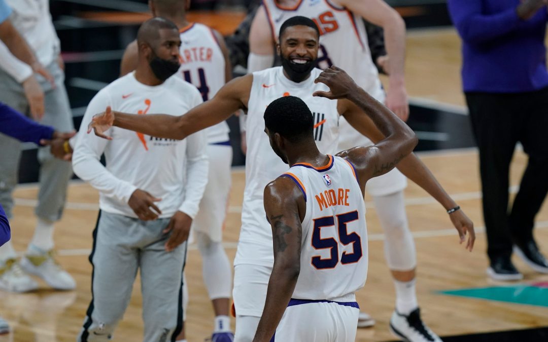 Suns win thriller over Spurs, but Jazz land top seed after win at Kings
